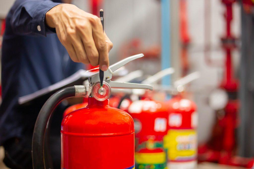 Prevención de incendios empresariales en acción: Personal capacitado revisa equipos y procedimientos según la guía especializada. Protege tu empresa siguiendo los consejos clave proporcionados en nuestro artículo sobre prevención de incendios en empresas.