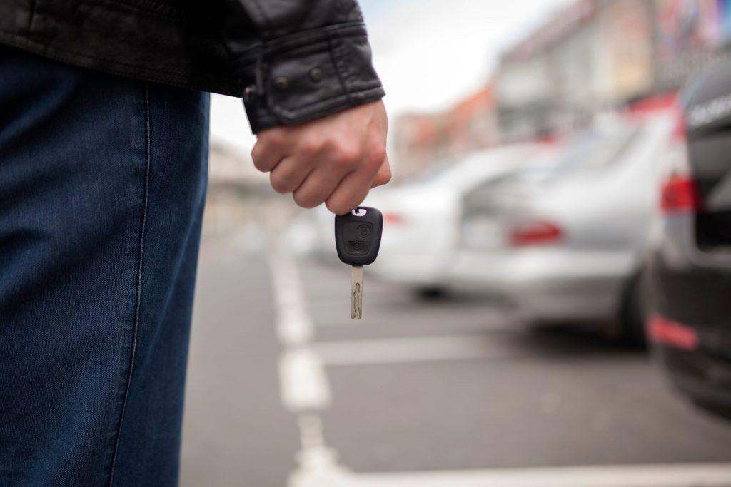 Automóvil seguro en un estacionamiento. Descubre los 5 tips de seguridad para proteger tu vehículo. Incluye la importancia de vigilancia con seguridad privada.