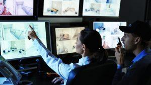 "Empleado y supervisores revisando medidas de seguridad para prevenir robos internos en la empresa."